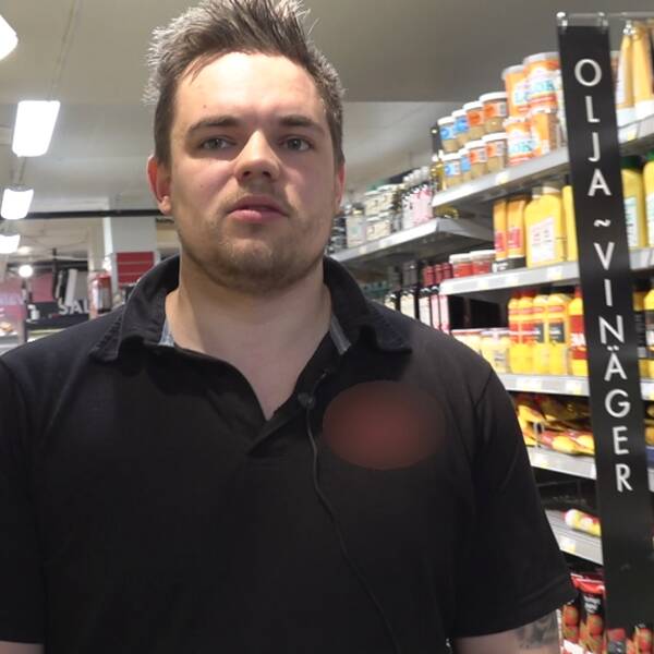 Cail Madrid Wahlstedt butikschef rättar till en skylt.