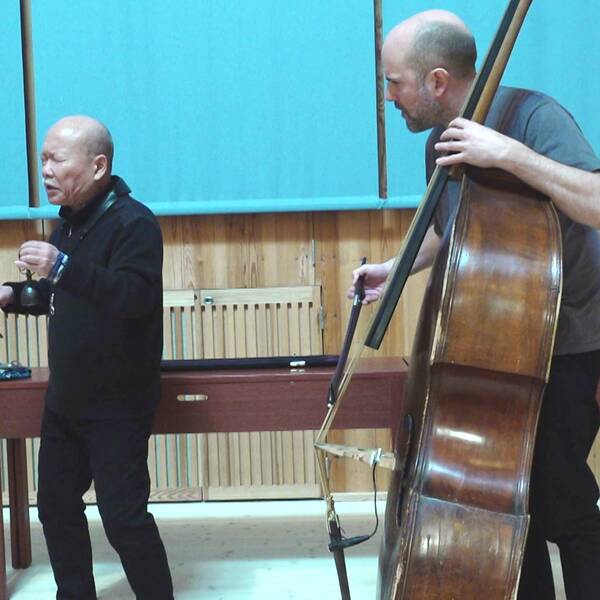 Två jazzmusiker spelar instrument och berättar om spelschemat på Värmlands Museum