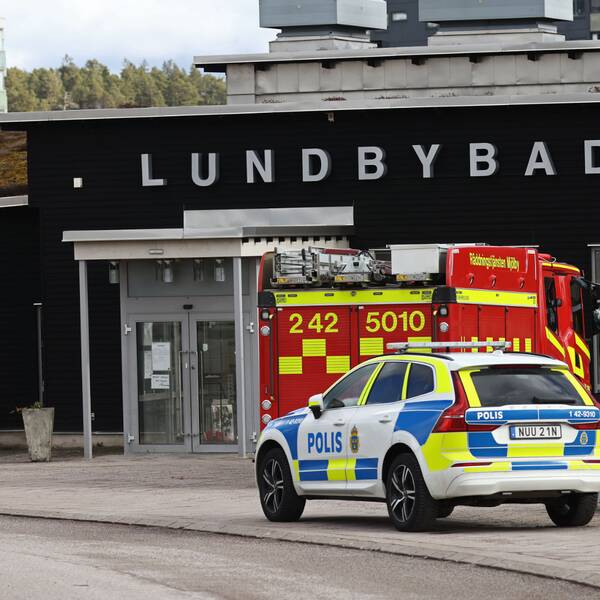 Polis och ambulans var på plats vid Lundbybadet i Mjölby efter drunkningstillbud.