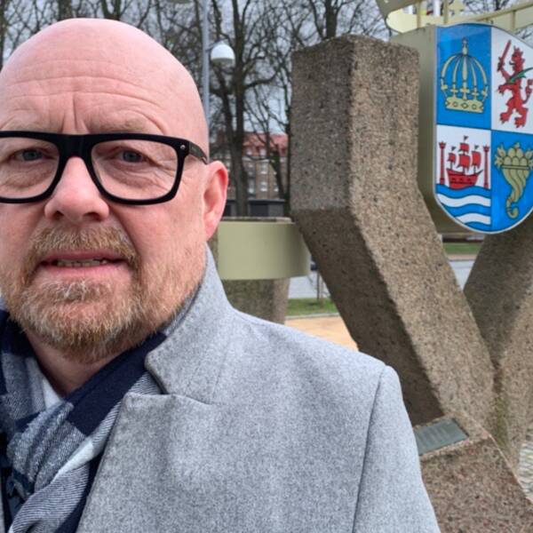 Sverigedemokraten och kommunalrådet Stefan Olsson står framför kommunhuset i Landskrona.