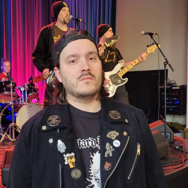 Arrangören och grundare av hårdrocksklubben Metal Theatre i Karlmar heter Linus Strömgren. Här står han framför ett av banden som ska uppträda.