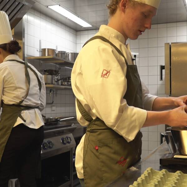 Zeke Westerlund och Tilda Svensson tog guld på gymnasie-SM. Står i köket och lagar mat.
