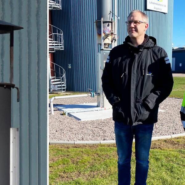 Tvådelad bild: En skorsten samt Mattias Leijon, vd för LBVA och Emma Johansson, VA-ingenjör som står vid reningsverket Ängstorp i Laholm.