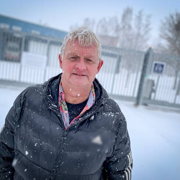 Johnny Gustafsson, drogsamordnare Gävle kommun, framför Duvbackens reningsverk.