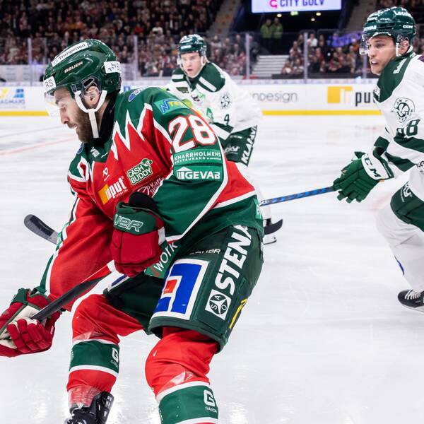 Frölundas Anthony Greco och Färjestads Brandon Davidson.