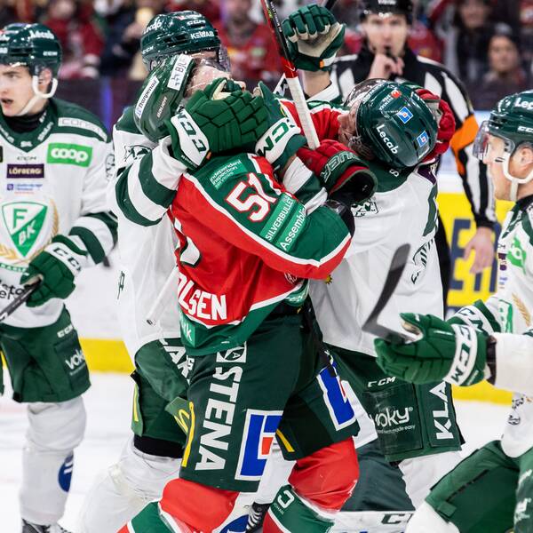 Brottningsmatch under kvartsfinalen mellan Frölunda och Färjestad.