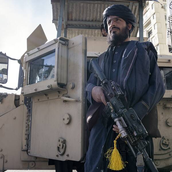 En taliban står vakt vid platsen där explosionen inträffade, i närheten av utrikesdepartementet i den afghanska huvudstaden Kabul.