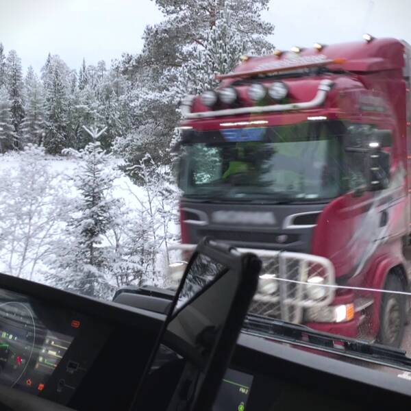 En genrebild på två lasbilar som möts.