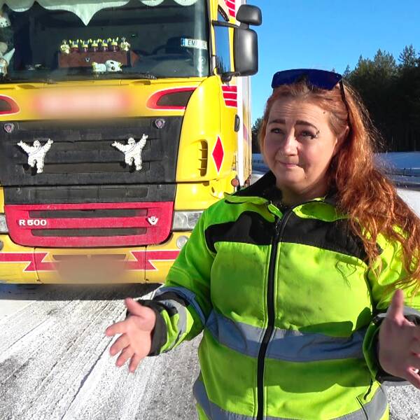 Lastbilschauffören Emelie Eriksson framför sitt fordon.