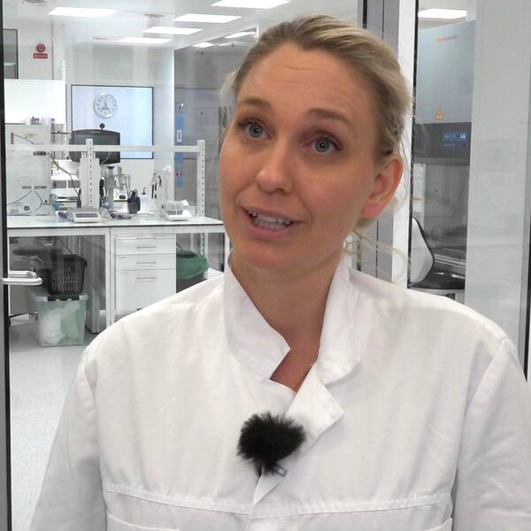 Bilden är ett porträtt av Helena Strigård, vd NorthX Biologics, hon tittar in i kameran och har en vit rock på sig. Hon står inomhus.