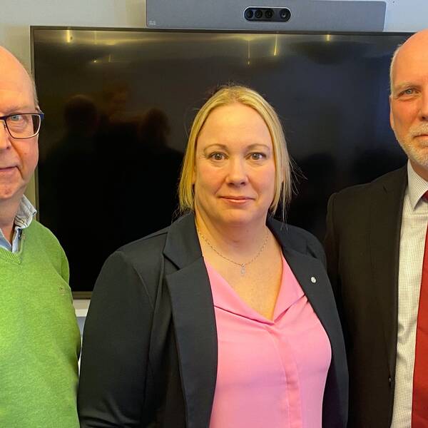 Till vänster Glenn Berggård (V), Camilla Friberg (S) och Anders Öberg (S) poserar efter pressträffen.