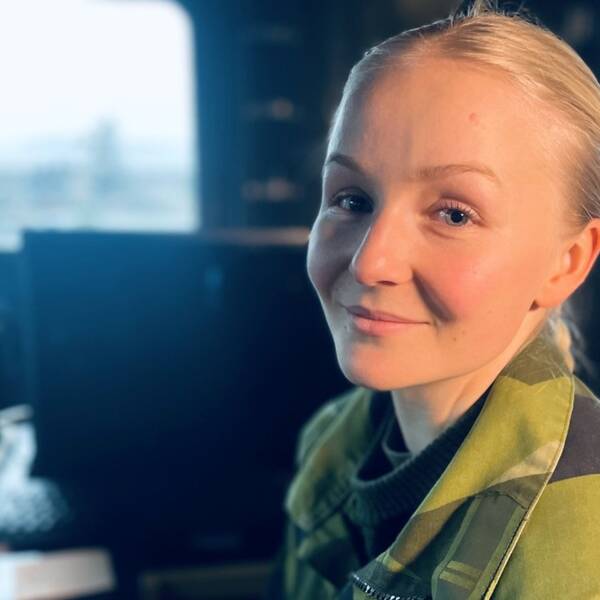 Agnes Westerhult, en tjej i kamouflagekläder, som har sökt till officiersprogrammet.