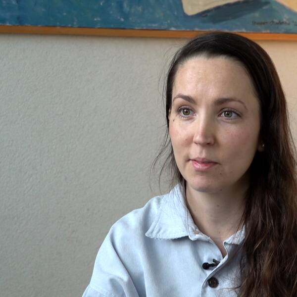 Emily Lundquist, verksamhetsledare på Malmö kvinnojour, sitter i ett rum.