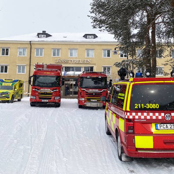 Stort räddningspådrag utanför länsstyrelsen i Luleå.