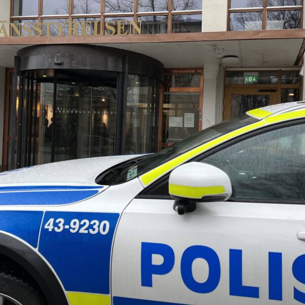 En polisbil står parkerad utanför Länsstyrelsen i Jönköping.
