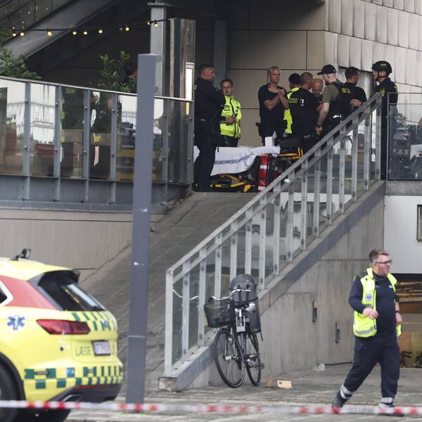 Polis, ambulans utanför köpcentrat Field´s i Köpenhamn efter skottlossningen där sommaren 2022.