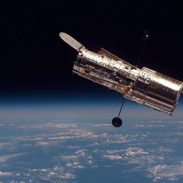 Arkivbild på rymdteleskopet Hubble med jorden som syns undertill.
