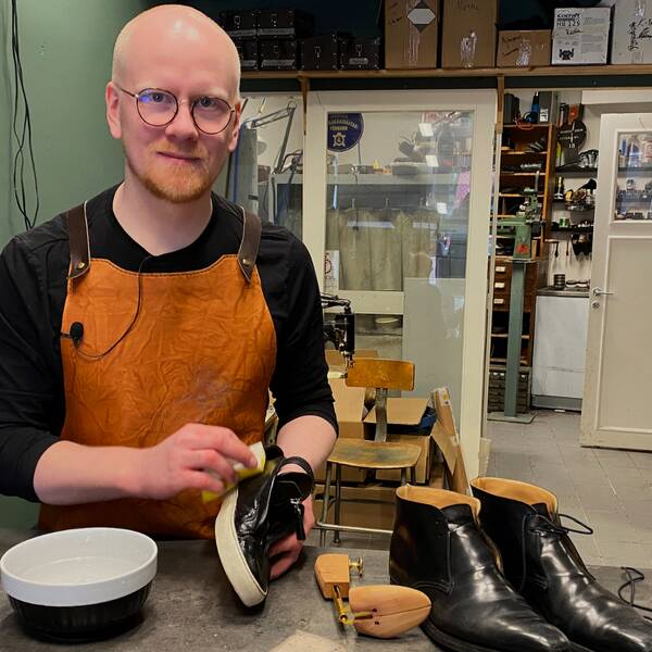 en skomakarmästare som heter Per-Anders Björkman putsar skor på sin skomakaraffär i Falun.