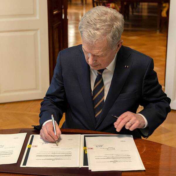 Finlands president Sauli Niinistö uppgav under onsdagen att han kände sig säker på att det Turkiska parlamentet skulle godkänna Finlands ansökan om Natomedlemskap ”om några dagar”. Arkivbild från tidigare i Mars när Niinistö skriver under Natolagen.