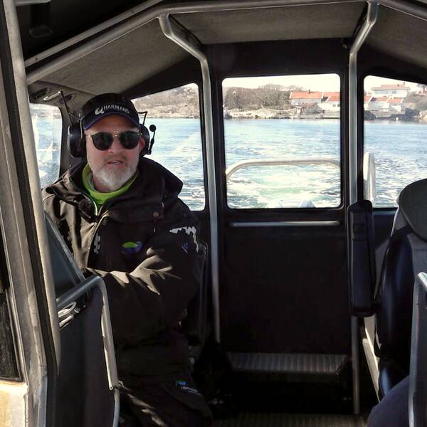 John Martinsson står i en båt utanför orust