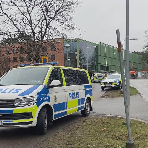 Tre polisbilar utanför Engelska skolan i Lund.