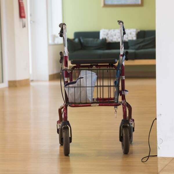 En rollator i en korridor på ett boende.