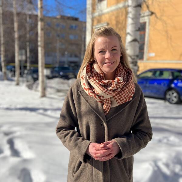 Rosi Hoffer (S) kommunalråd i Östersund står ute under en solig vårvinterdag.
