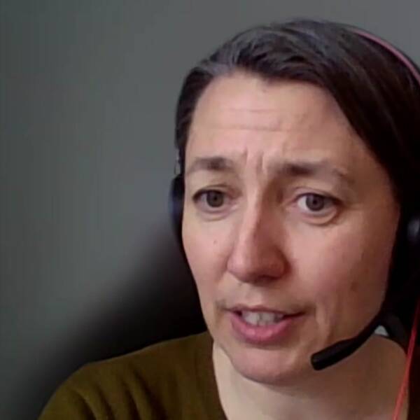 Gunilla Skotnicka tittar in i kameran