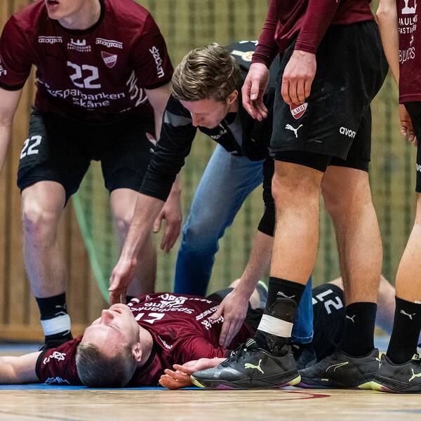 Lugispelare ligger skadad på golvet.