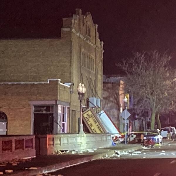 Taket till ett konserthus i Illionis i USA är förstört efter en Tornado.