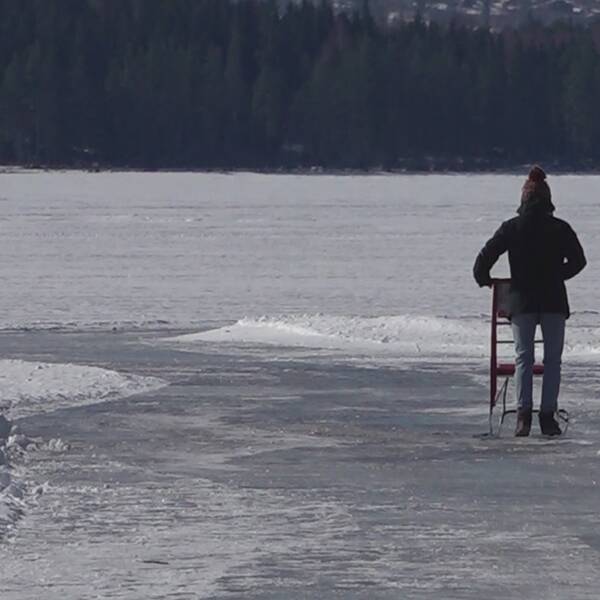 En man föll ner genom isen ute vid Långbryggan i centrala Rättvik på lördagen. Bilden är tagen vid ett annat tillfälle och har inget med den akutella händelsen att göra.