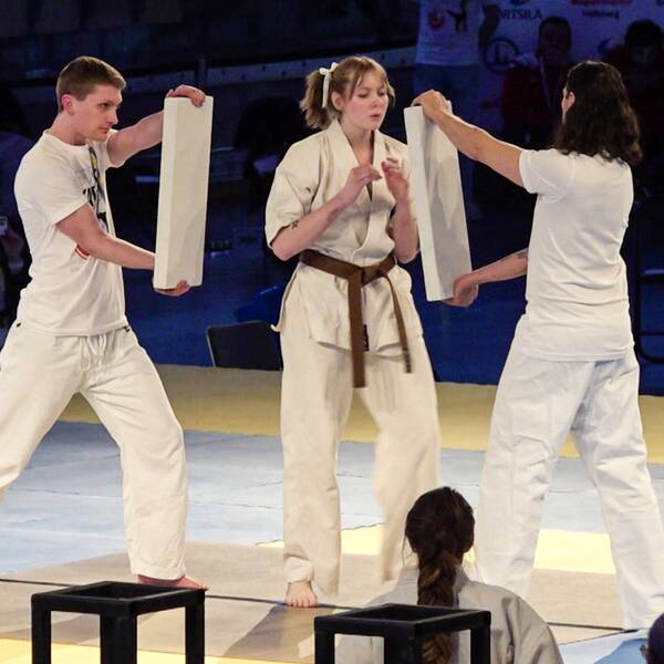 Amanda Bergklint krossar betongblock på en uppvisning under karate-EM i Partille Arena