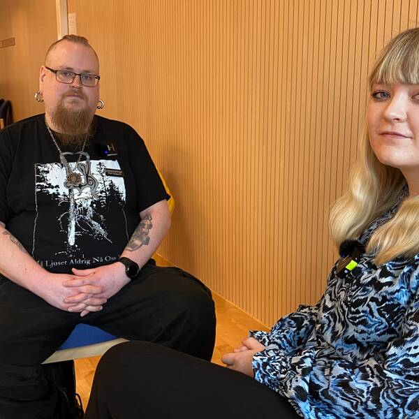 Peer supportern Kristoffer Persson och en tidigare patient sitter i ett rum.