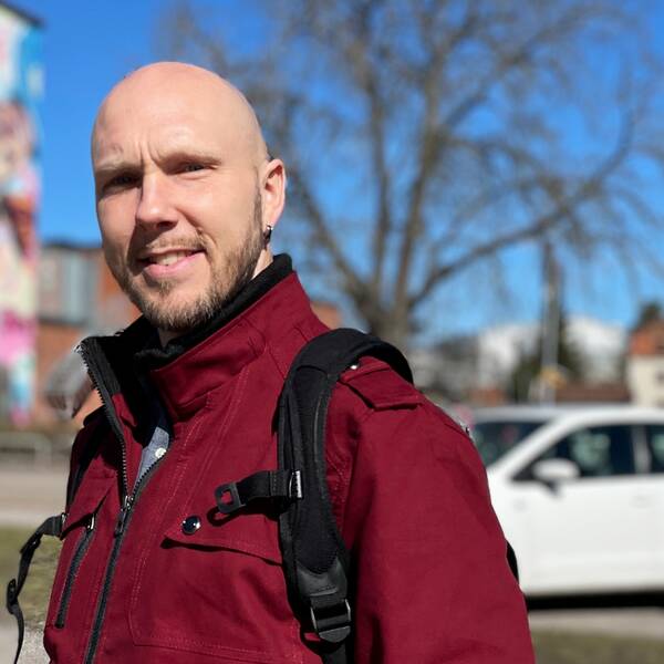 Teddy Rydberg i Nybro sadlar om från golvläggare till byggnadsingenjör med hjälp av regeringens omställningsstöd.