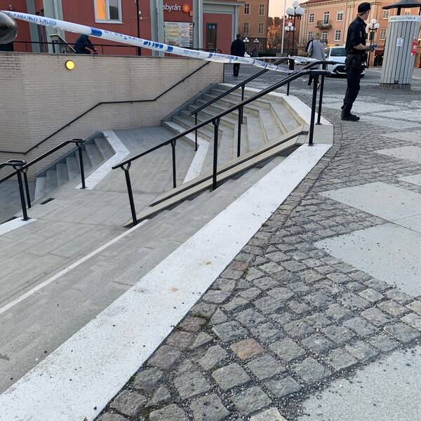 Poliser och människor står vid en avspärrning vid centralstationen i Eskilstuna.
