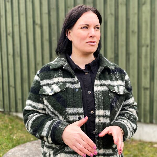 Bild på kvinna framför grön vägg. Kvinnan heter Désireé Ebbesson och är rekryteringskoordinator för hemvärnet i Blekinge.