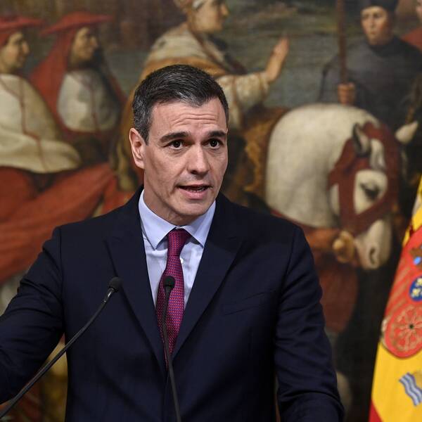 Premiärminister Pedro Sánchez framför spanska flaggan