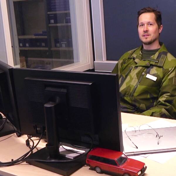 Emil Vikström på sitt ordinarie jobbs kontor – men iklädd Hemvärnets uniform.
