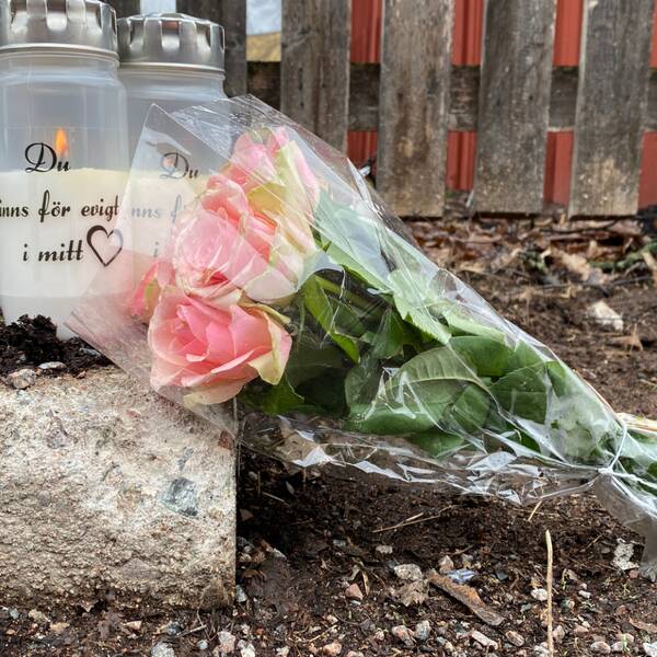 Blommor och ljus finns på den plats där en man i 25-årsåldern sköts ihjäl i en bil på Hagalund i Borlänge kvällen den 27 april.