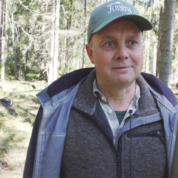 Peter Arne från Finnerödja avverkar skog på ett anorlunda sätt än det vanliga i Sverige. Hör honom berätta mer.