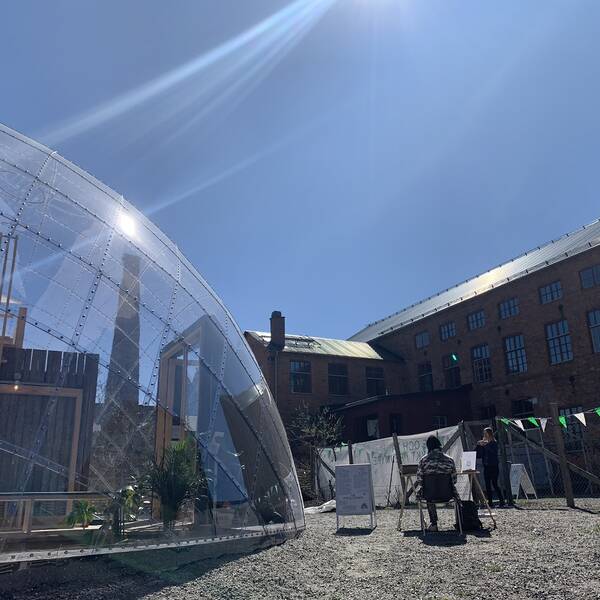 En glaskupol i solen utanför Rejmyre glasbruk.