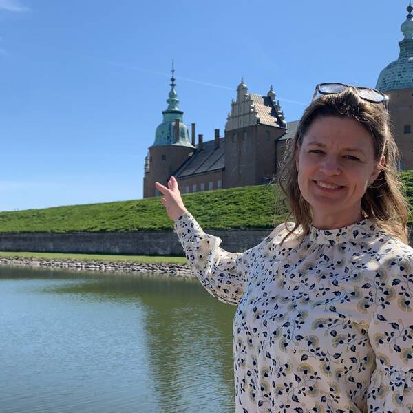 Slottschefen Meg Nömgård står vid Kalmar slott och och berättar om den kungliga saluten som ska avfyras under tisdagen.