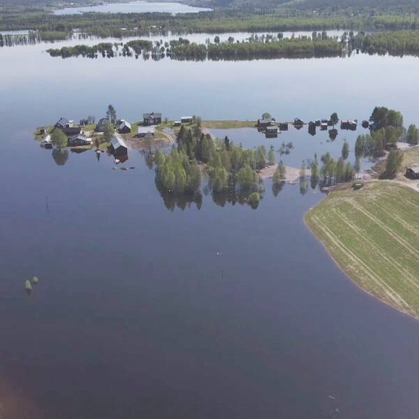 Bild tagen med drönare som visar hur vattnet svämmar över byn Jukosengi i Tornedalen.