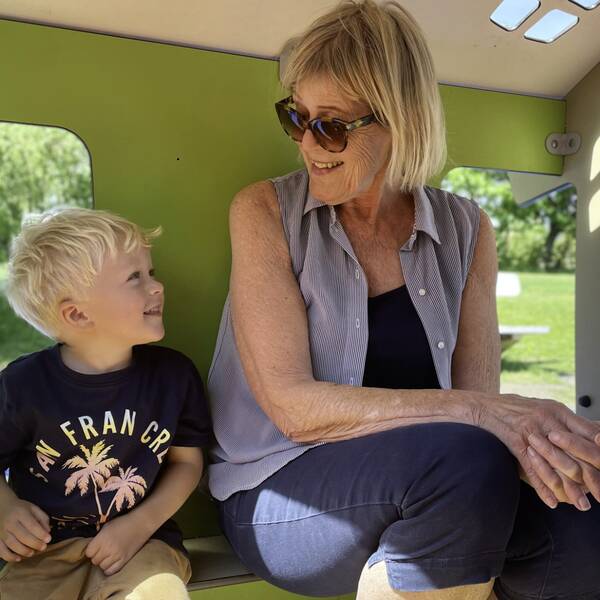 Mormor Cecilia Zadik med barnbarnet Timothy Innes besökte Regnbågslekplatsen i Viken tillsammans.