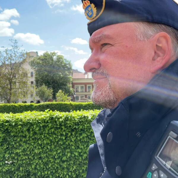 Kommunpolis Joakim Nyberg står i centrala Lund och tittar i profil.