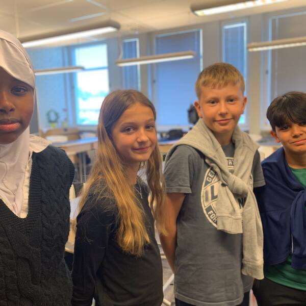 Elever på Lyrfågelskolan. Från vänster Umayma Ahmed, Emilia Borovic, Erik Wallström, Amin Zaidi