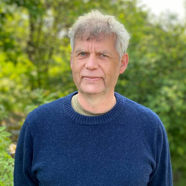 Martin Broberg, äldre man med grått hår, tittar in i kameran.