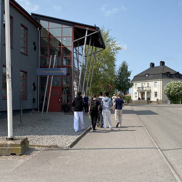 Elever utanför Thorens gymnasieskola i Växjö