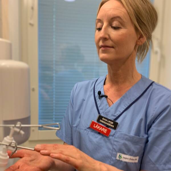 En bild på läkaren Anna Lange som spritar händerna.