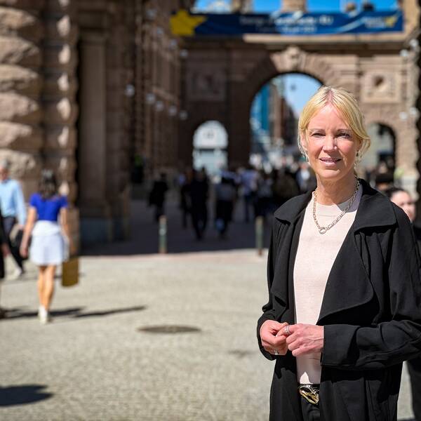 Saila Quicklund, moderat, står utanför riksdagshuset i Stockholm.